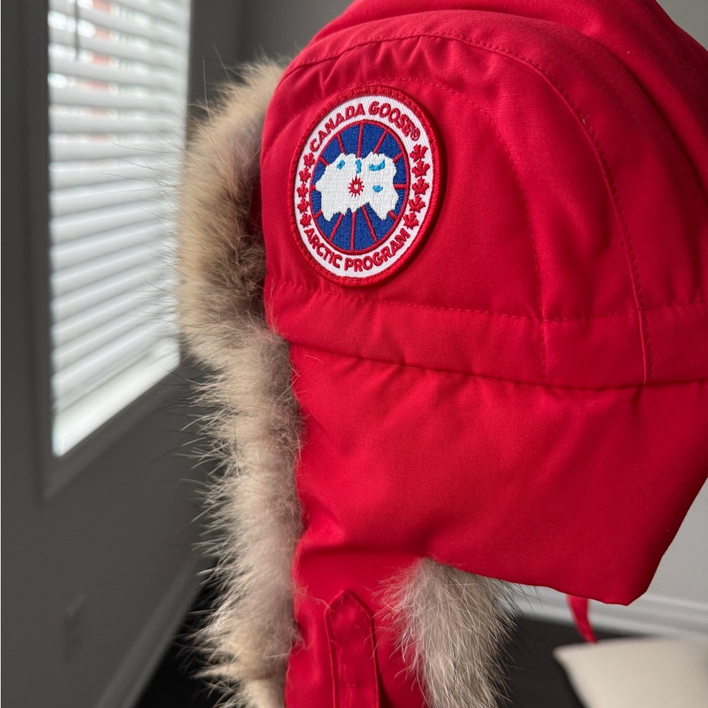 Authentic Unisex Canada Goose Arctic Red Hat real Coyote Fur